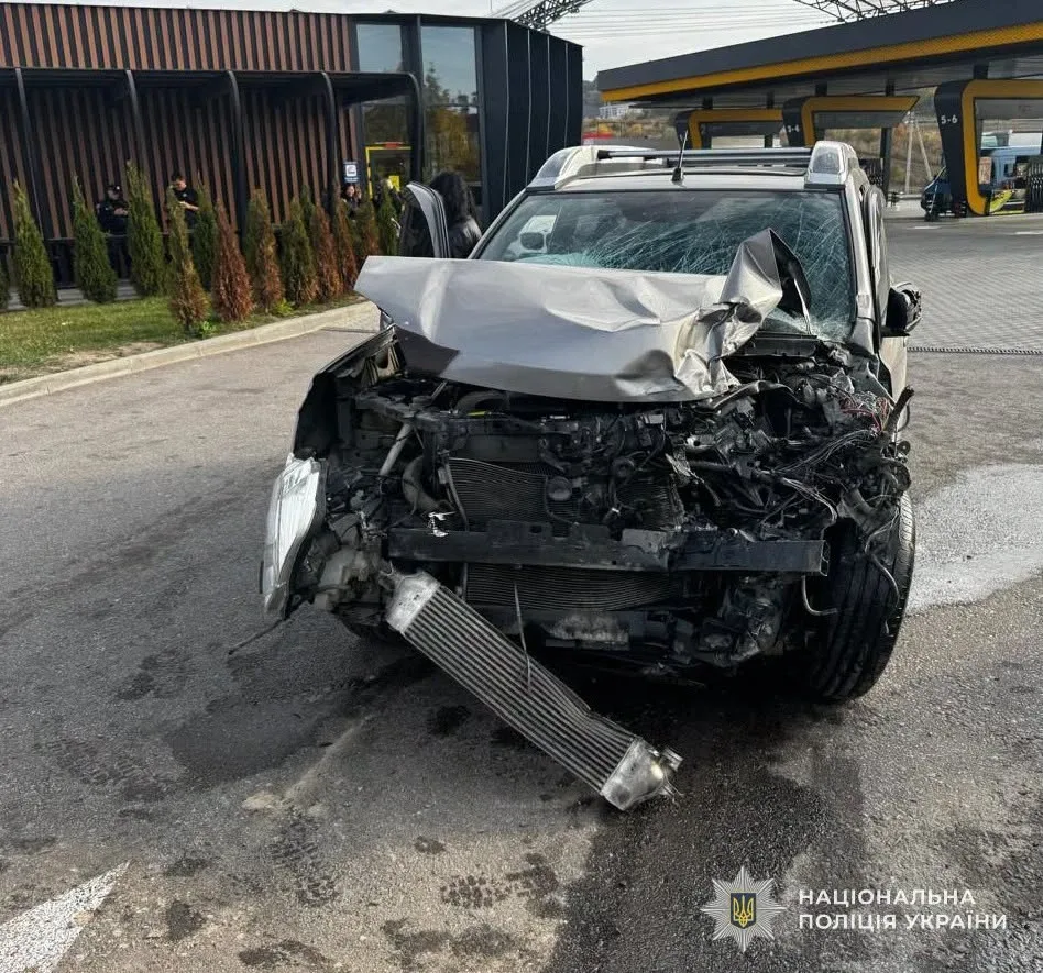 У Давидові зіткнулися вантажівка DAF та Nissan X-Trail: один з водіїв у лікарні
