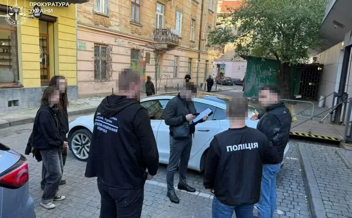 Ножиці для сітки й 7 тисяч доларів: у Львові затримали «переправника», який вів людей через Буковину