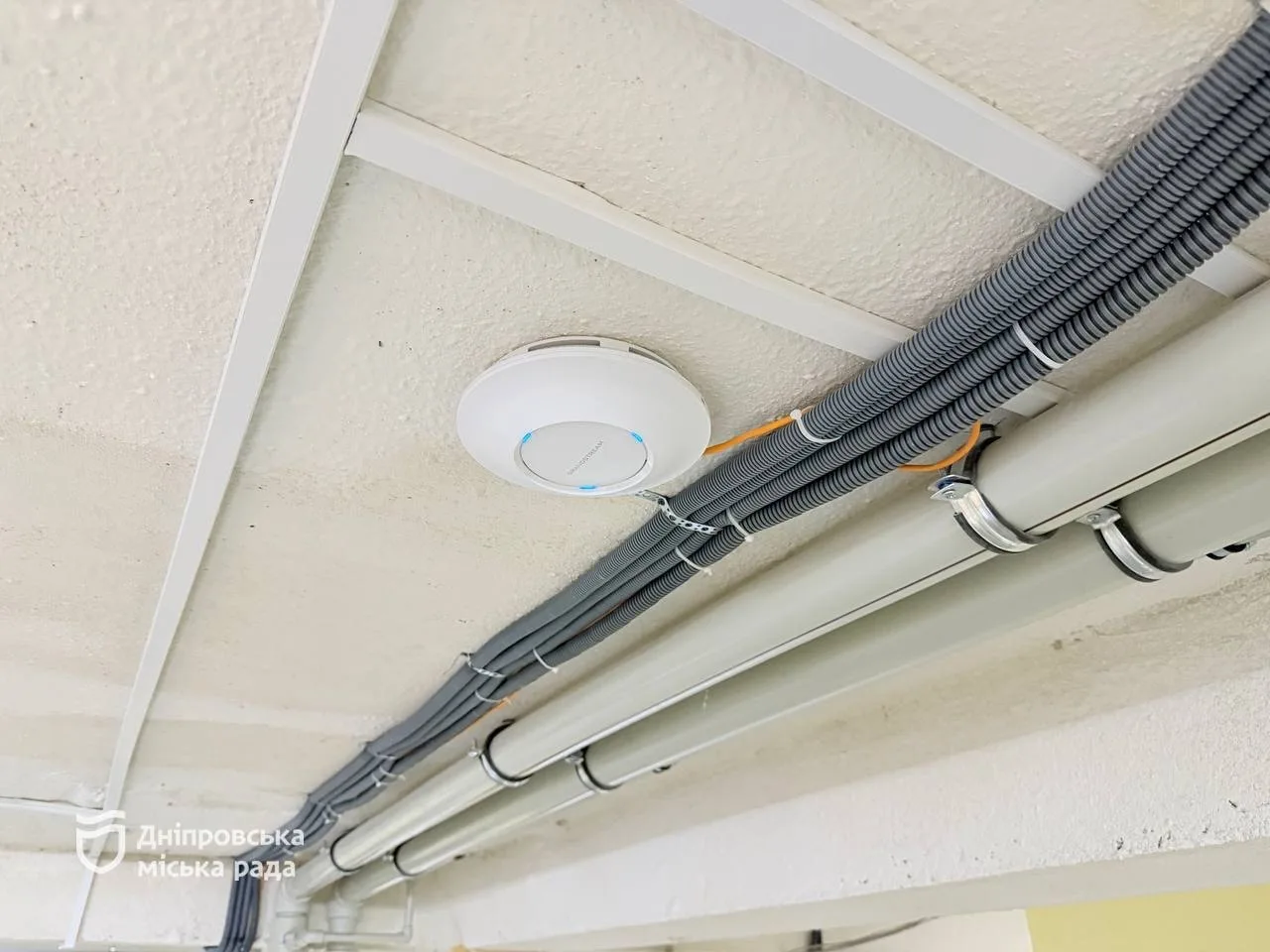 Стабільний інтернет в укриттях і класах: у Дніпрі вдосконалюють Wi-Fi у закладах середньої освіти