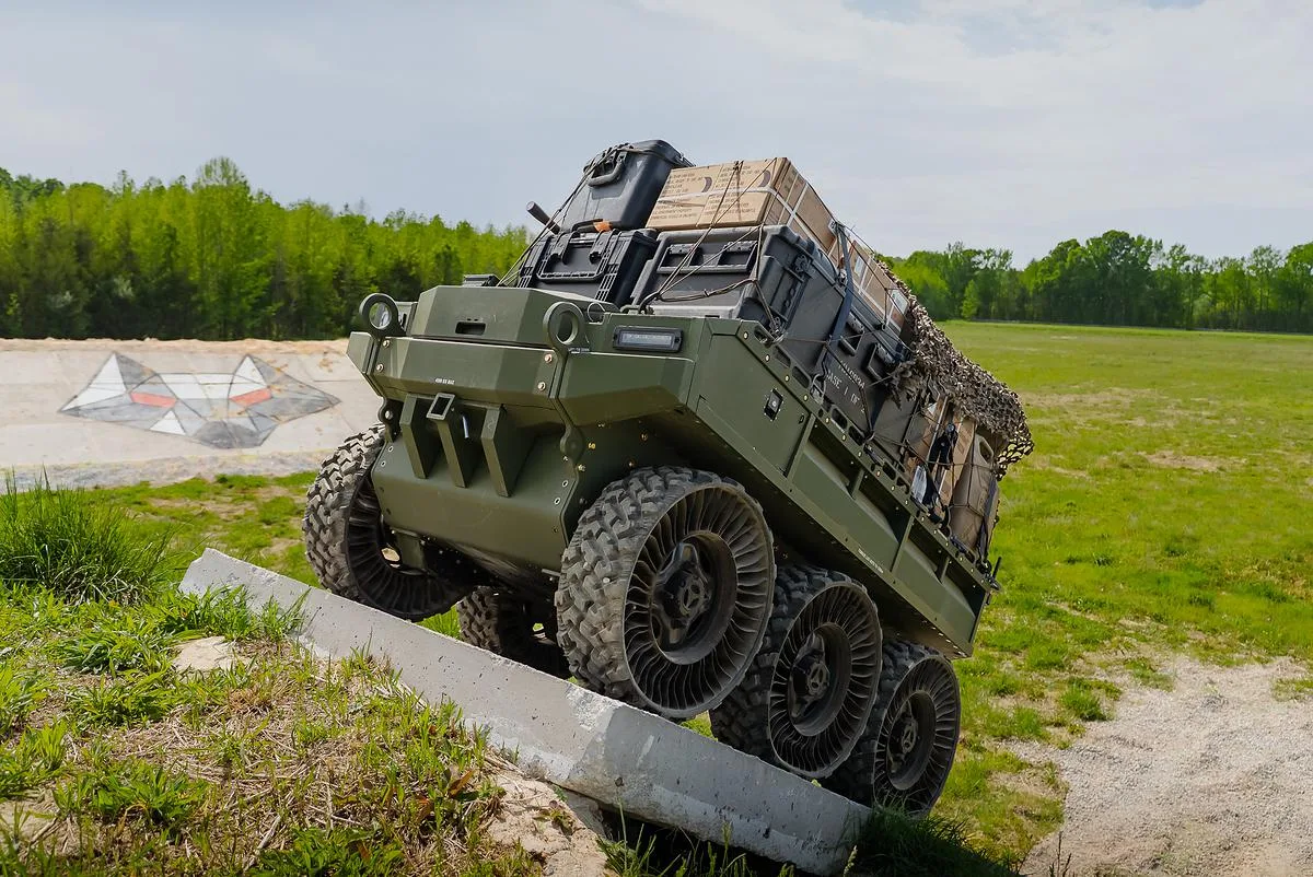 Армия США выбрала гибридный беспилотный вездеход Hunter WOLF 6x6 для снабжения пехоты