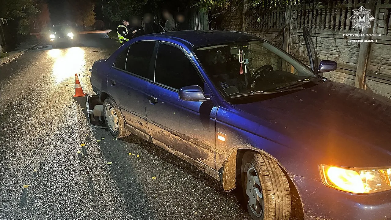 У Сумах водій без прав врізався в огорожу