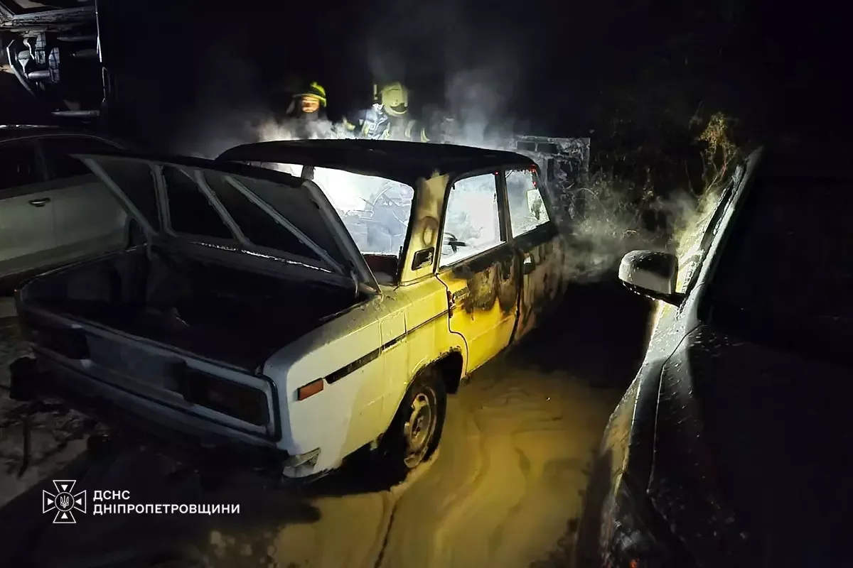 У центрі Дніпра вночі загорівся ВАЗ вогонь пошкодив ще один автомобіль