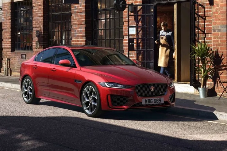 Автомобиль Jaguar XE