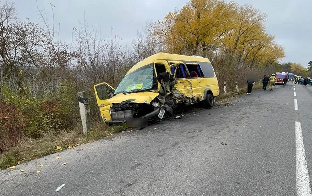 На Тернопільщині автомобіль зіткнувся з бусом: одна людина загинула, дев'ятеро - травмовано