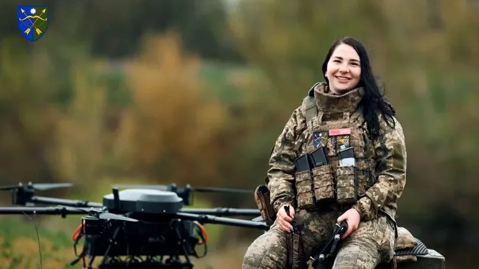 «Вибухова хвиля відкинула її до стіни»: історія «Мулан», яка не захотіла бути кухаркою та стала пілотом 