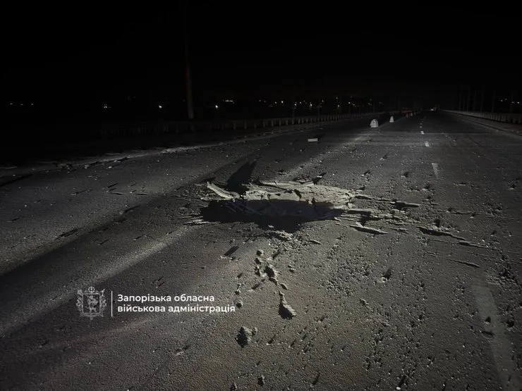 поврежденный мост через Днепр в Запорожье