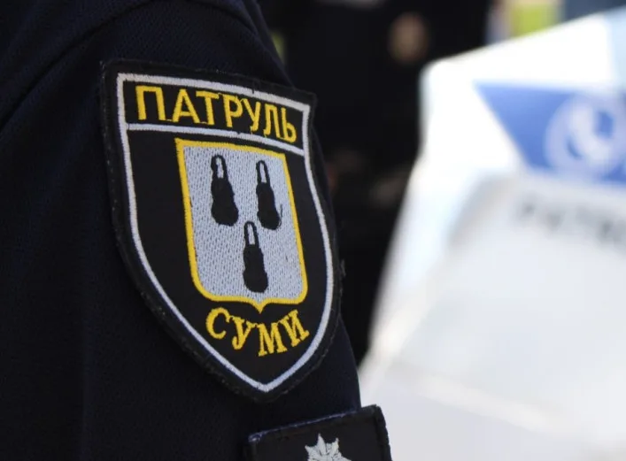 Сумські патрульні оприлюднили перші хвилини після атаки ворожого дрона поблизу торгового центру