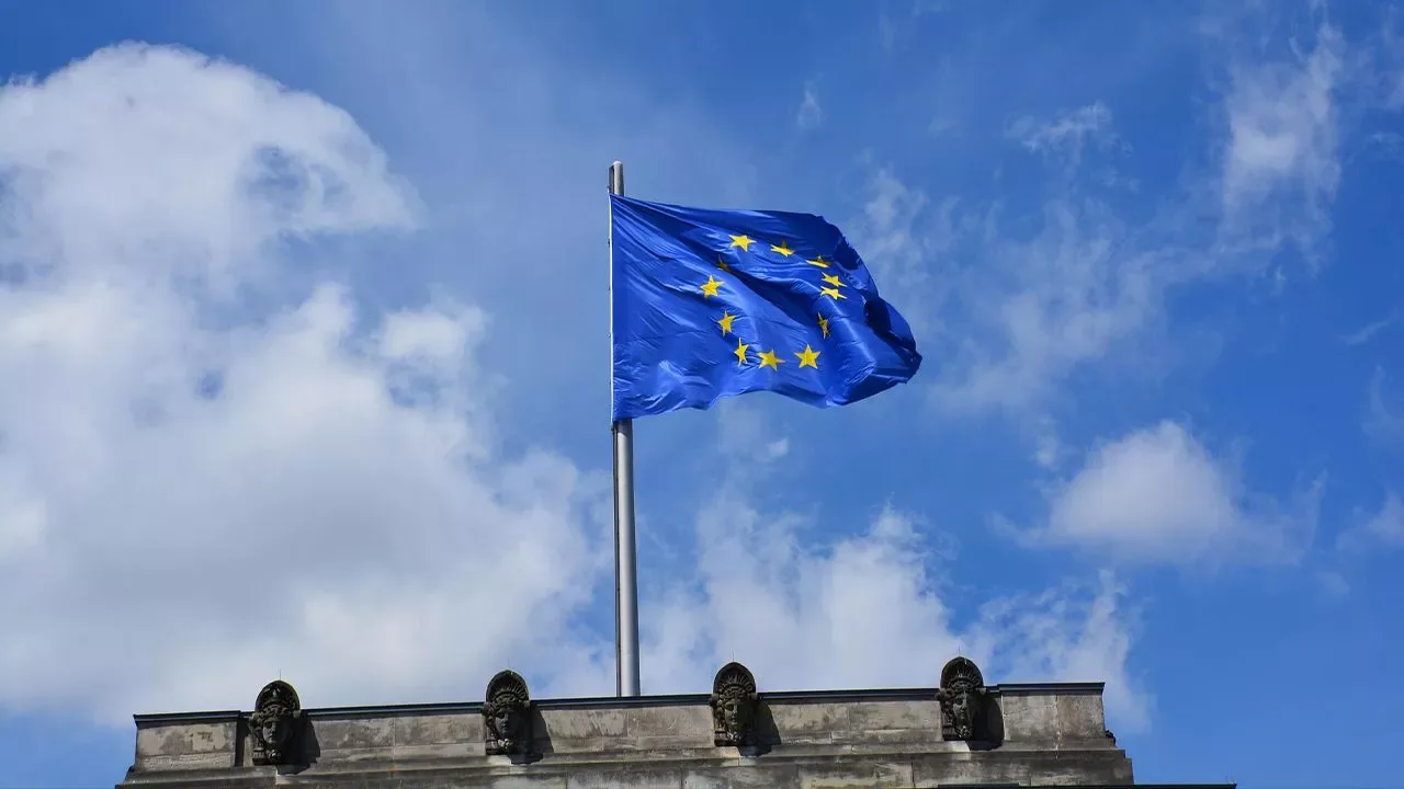 ЄС продовжив санкції проти РФ за гібридні атаки до жовтня 2027 року Європейський Союз, прапор ЄС