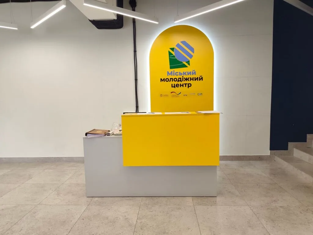 У Хортицькій філії молодіжного центру облаштували основну залу для зустрічей, кінопоказів, ігор та інших заходів, коворкінгову зону для роботи, навчання й творчості, окреме приміщення для індивідуальних консультацій, кухню.
