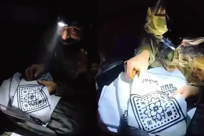 Військовий ЗСУ показав, як вишиває хрестиком на позиціях (відео)