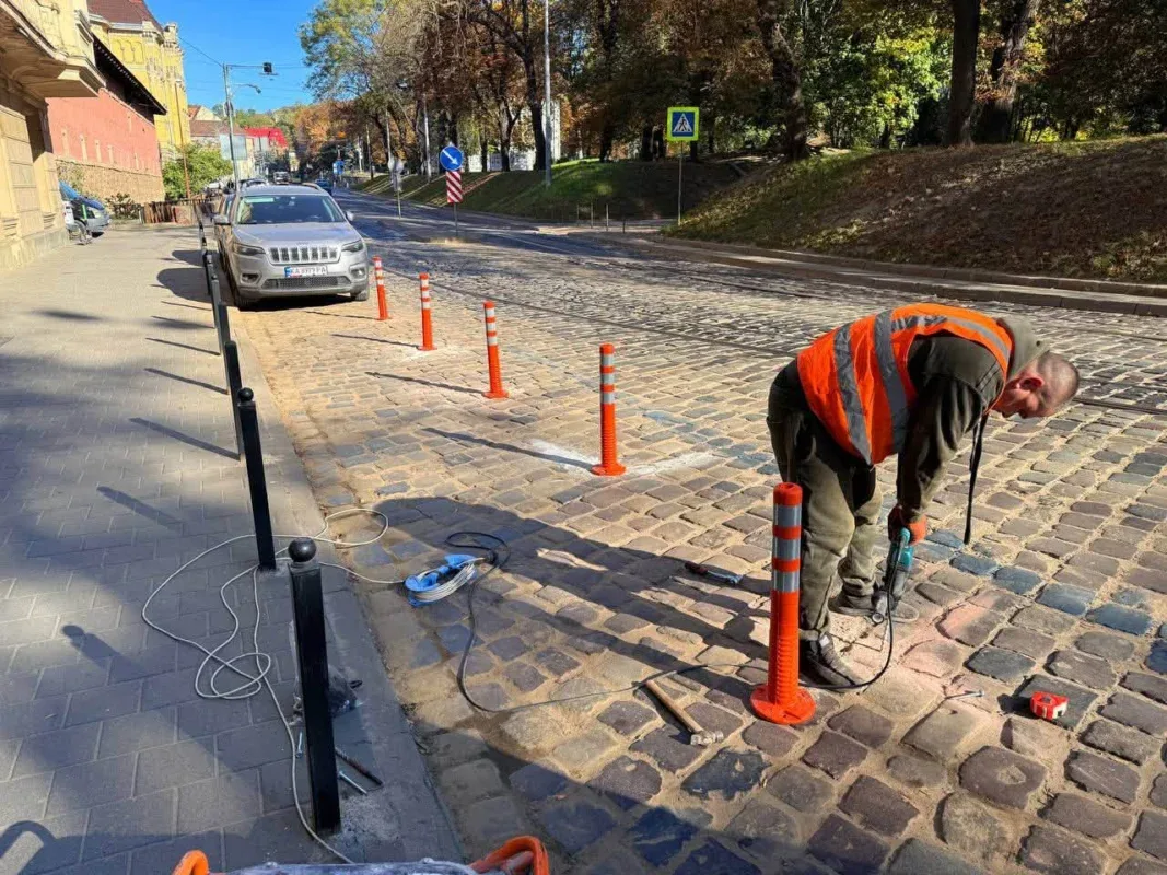 У Львові на платній парковці встановили улюблені стовпчики Садового