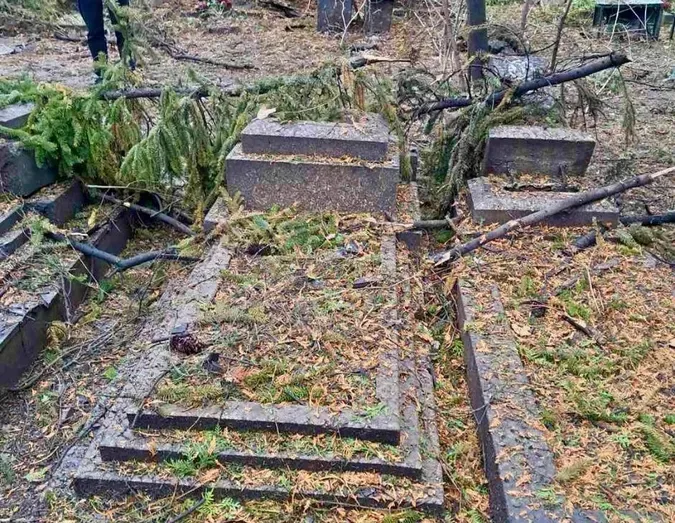 У Рівному ворожий дрон пошкодив понад 10 могил на кладовищі (фото)