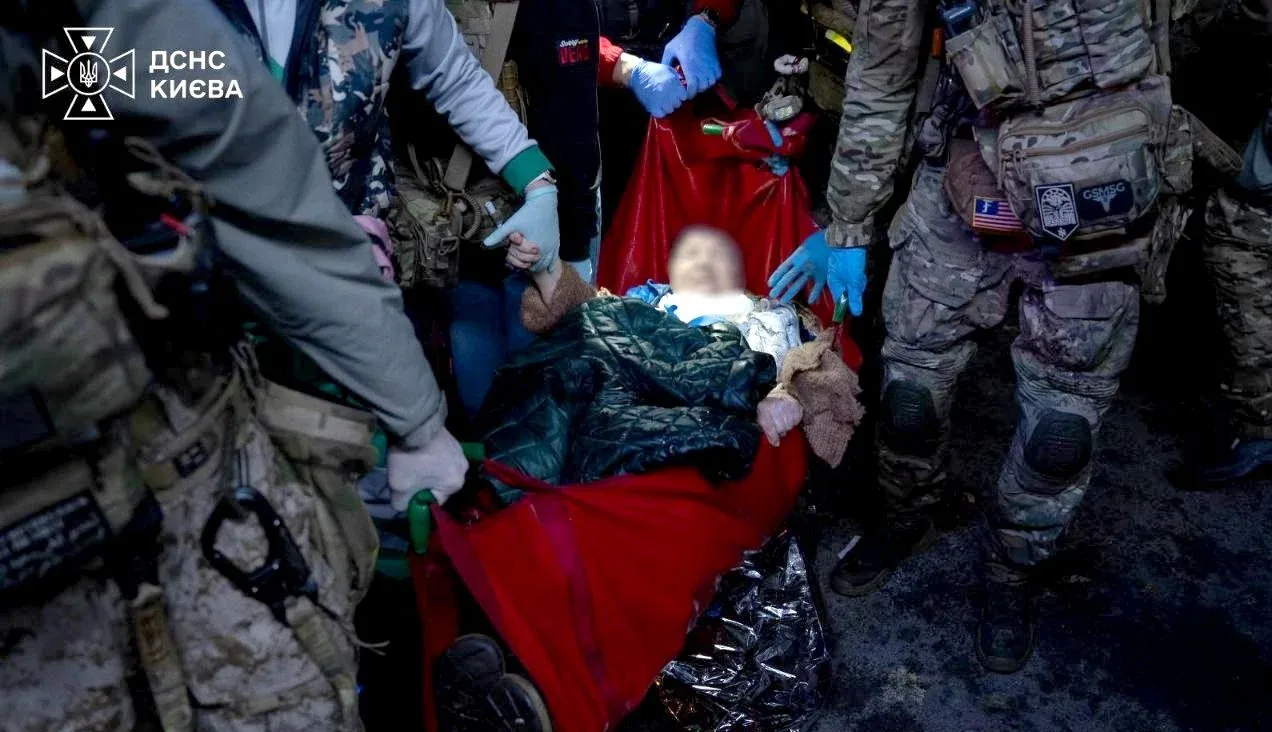 Жертвами масованого ракетного удару по Києву стали три людини, розбір завалів триває