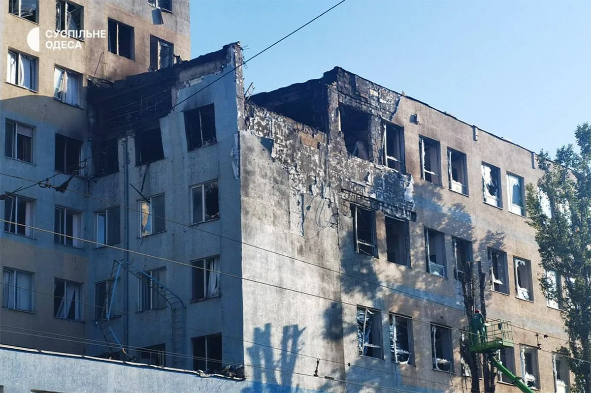 Наслідки атаки: РФ вдарила по бізнес-центру на Молдаванці