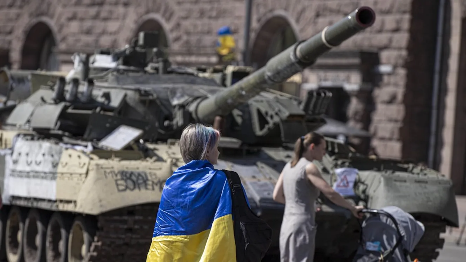 Социологи говорят, что большинство украинцев готовы уступить земли ради перемирия: каково ваше мнение?