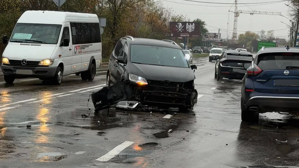У Франківську Volkswagen зіткнувся з автомобілем швидкої допомоги