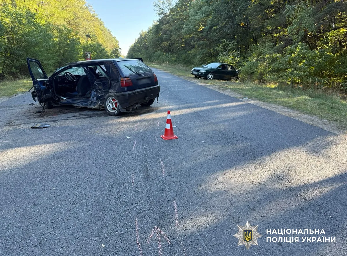 Зім'ятий кузов автомобіля після лобового удару