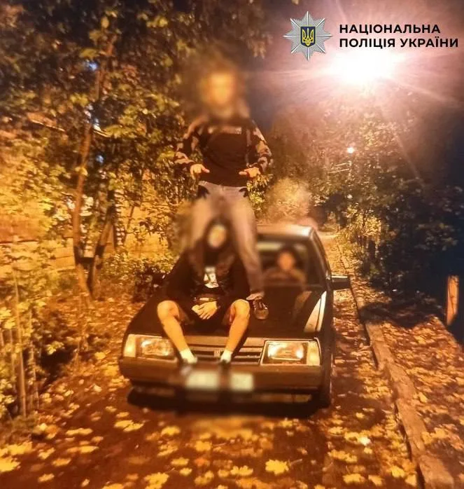 Під час обстрілу Києва школяр викрав чуже авто, щоб похизуватися перед друзями, та вчинив ДТП