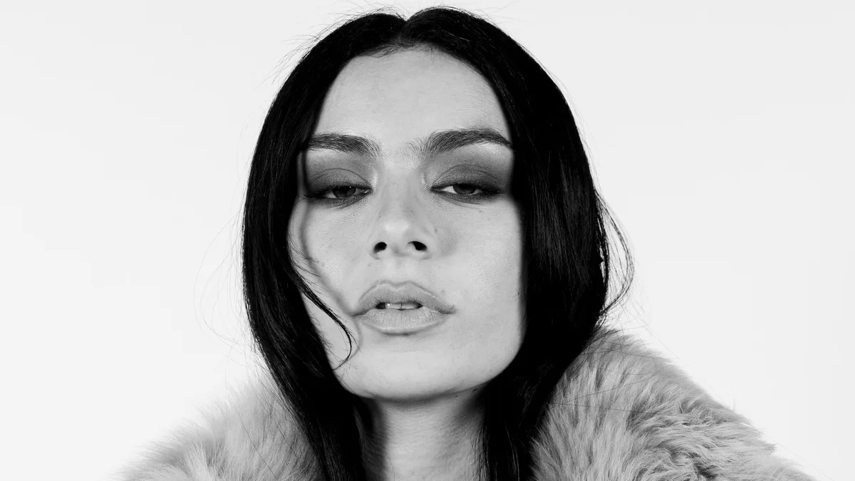 Разом з Леонардо Ді Капріо та Дженніфер Лоуренс: співачка Charli XCX зіграє у новому фільмі Скорсезе