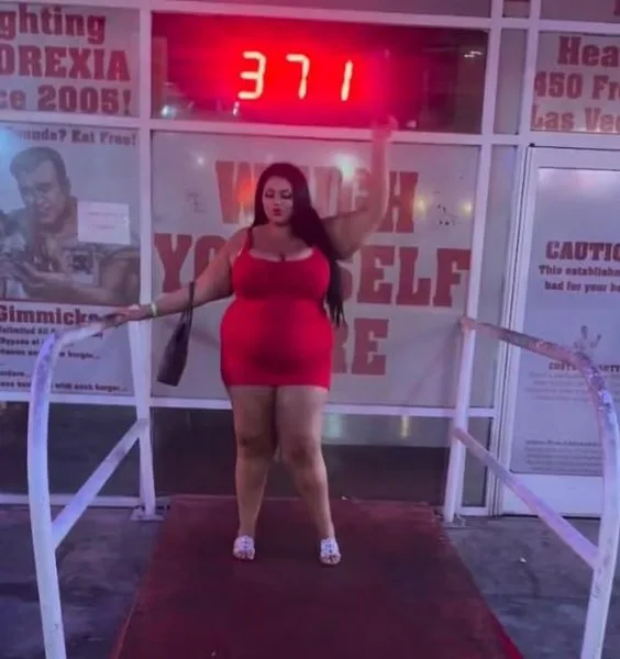 Модель Алекс Аспазия встала на весы