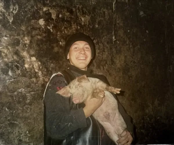 Архівне фото священника та блогера Олексія Філюка з поросятком підкорило соцмережі