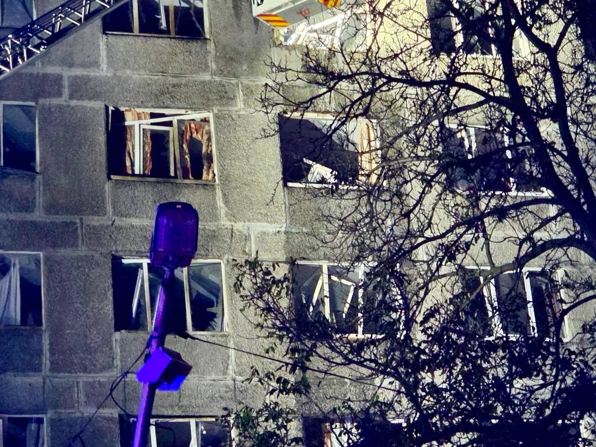 «У будівлі гуртожитка 17-го профтехучилища, що страждає від російських атак уже вдруге, вибито понад пів сотні вікон», — Філатов про наслідки ворожого удару по Дніпру - 29.10.2026