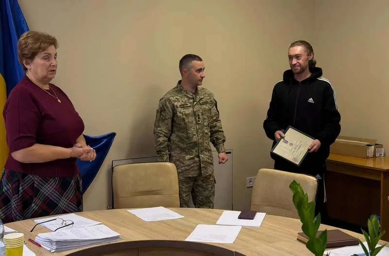 Військовий з Буковини отримав нагороду від Міністра оборони України Військовий з Буковини отримав нагороду від Міністра оборони України