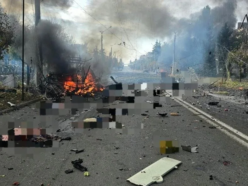 30 людей загинуло в автобусі на зупинці у Краматорську, на який рашисти скинули КАБ (ФОТО)