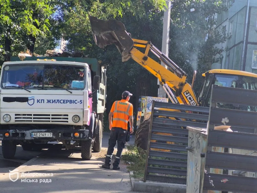 Ліквідували звалище з контейнерного майданчика по вул. Квітки Цісик, 10 - 3.10.2026 Ліквідували звалище з контейнерного майданчика по вул. Квітки Цісик, 10 - 3.10.2026