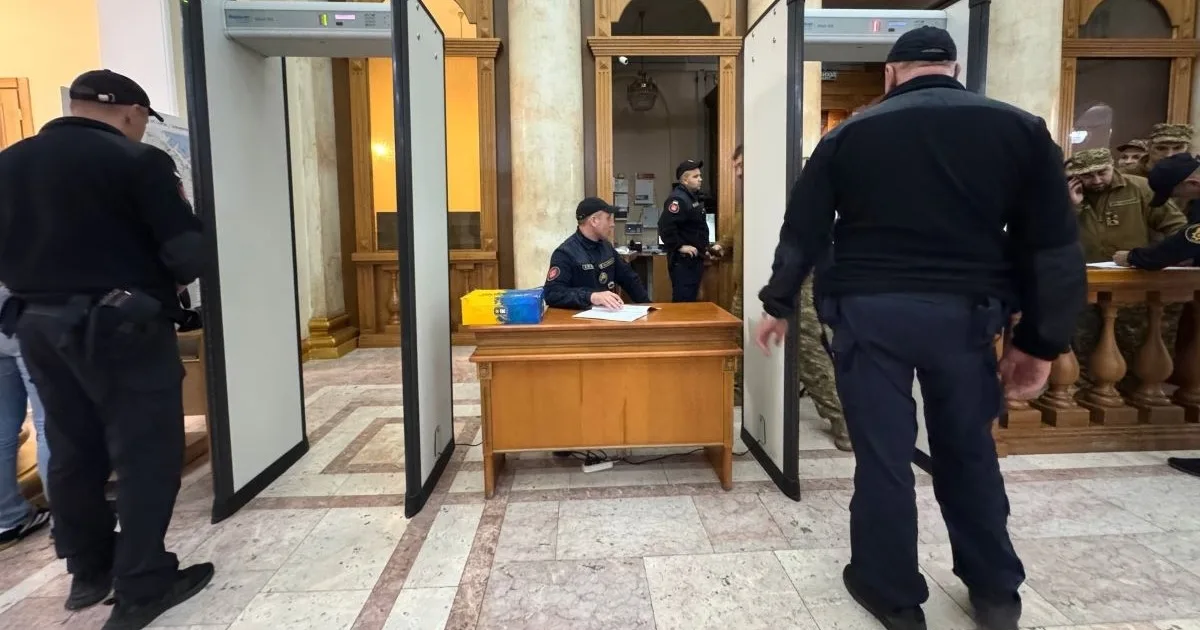 В Одеській міськраді встановили металодетектори на вході