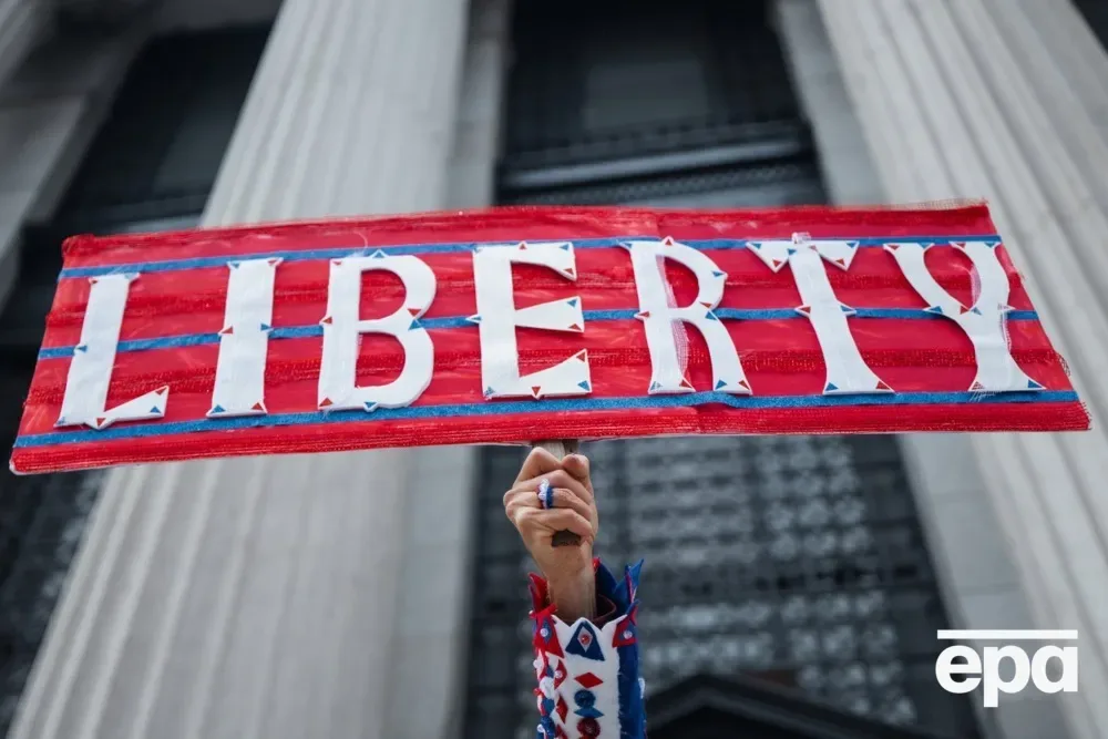 ''Ні королям''. У США відбулися мітинги проти Трампа, учасників закликали голосувати достроково