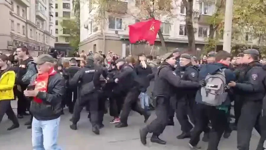 “Геть царя”: У Москві затримали десятки людей на мітингу комуністів – ЗМІ