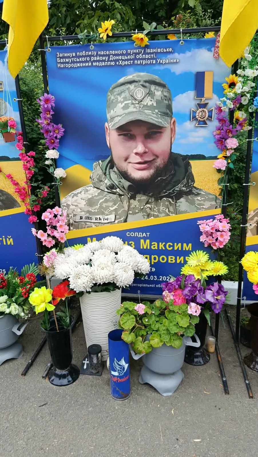 Портрет загиблого хлопця стоїть в оточенні квітів
