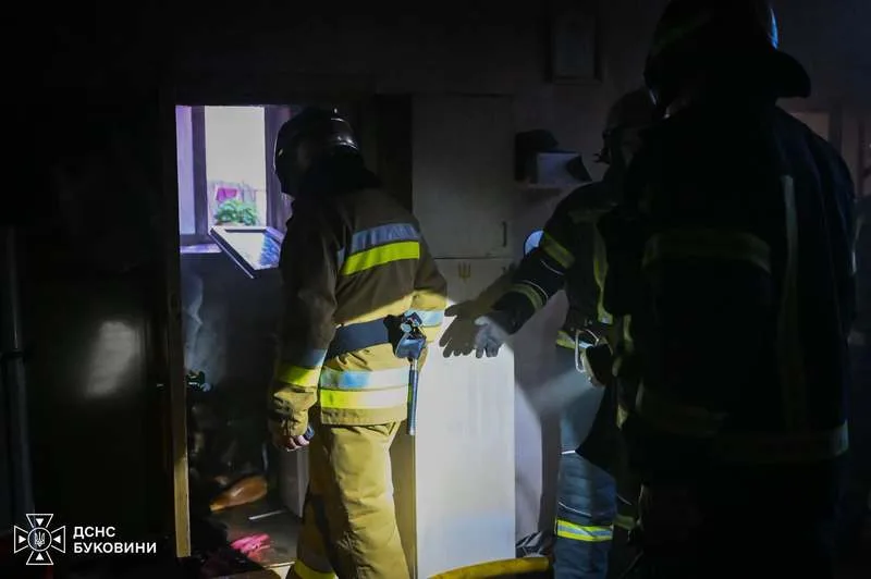 На пожежі у Чернівцях рятувальники виявили тіло чоловіка На пожежі у Чернівцях рятувальники виявили тіло чоловіка