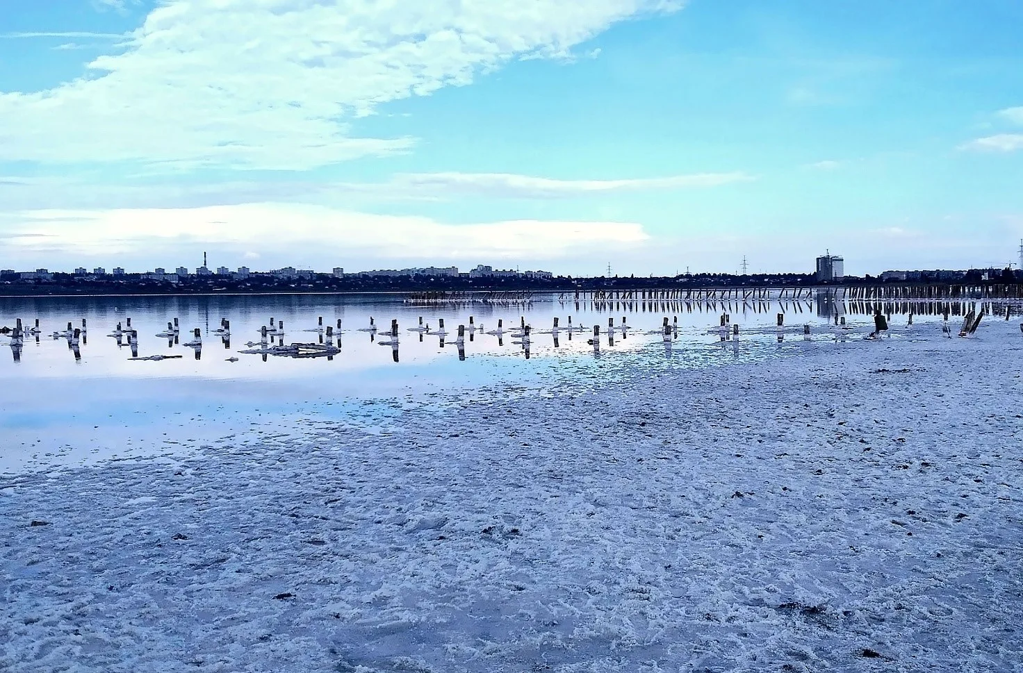 Вода виглядає як змерзла
