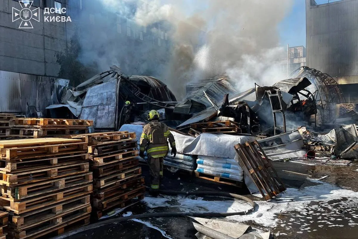 Удари по гіпермаркету та складах, перебої з водою та світлом: наслідки атак на Київ
