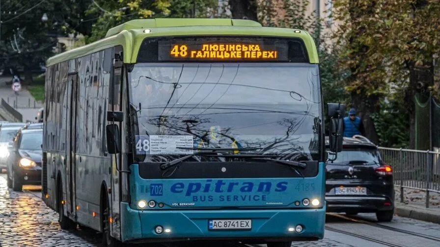 Автобуси №20 і №48 у Львові повернулися на звичні маршрути