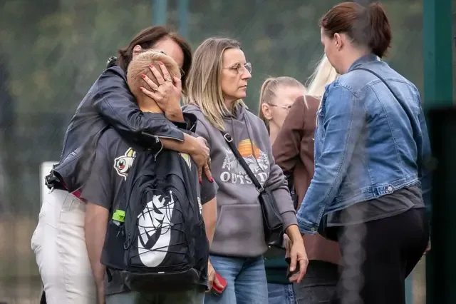 батьки обіймають дітей