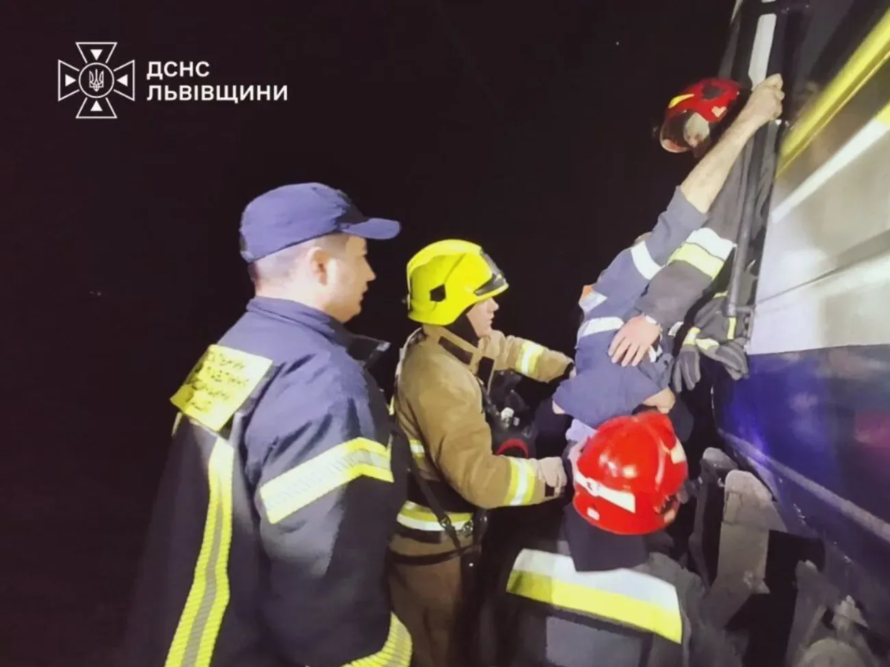 "Виключилося світло, крики, паніка". Два поїзди зіткнулися у Львові, є постраждалі. Фото