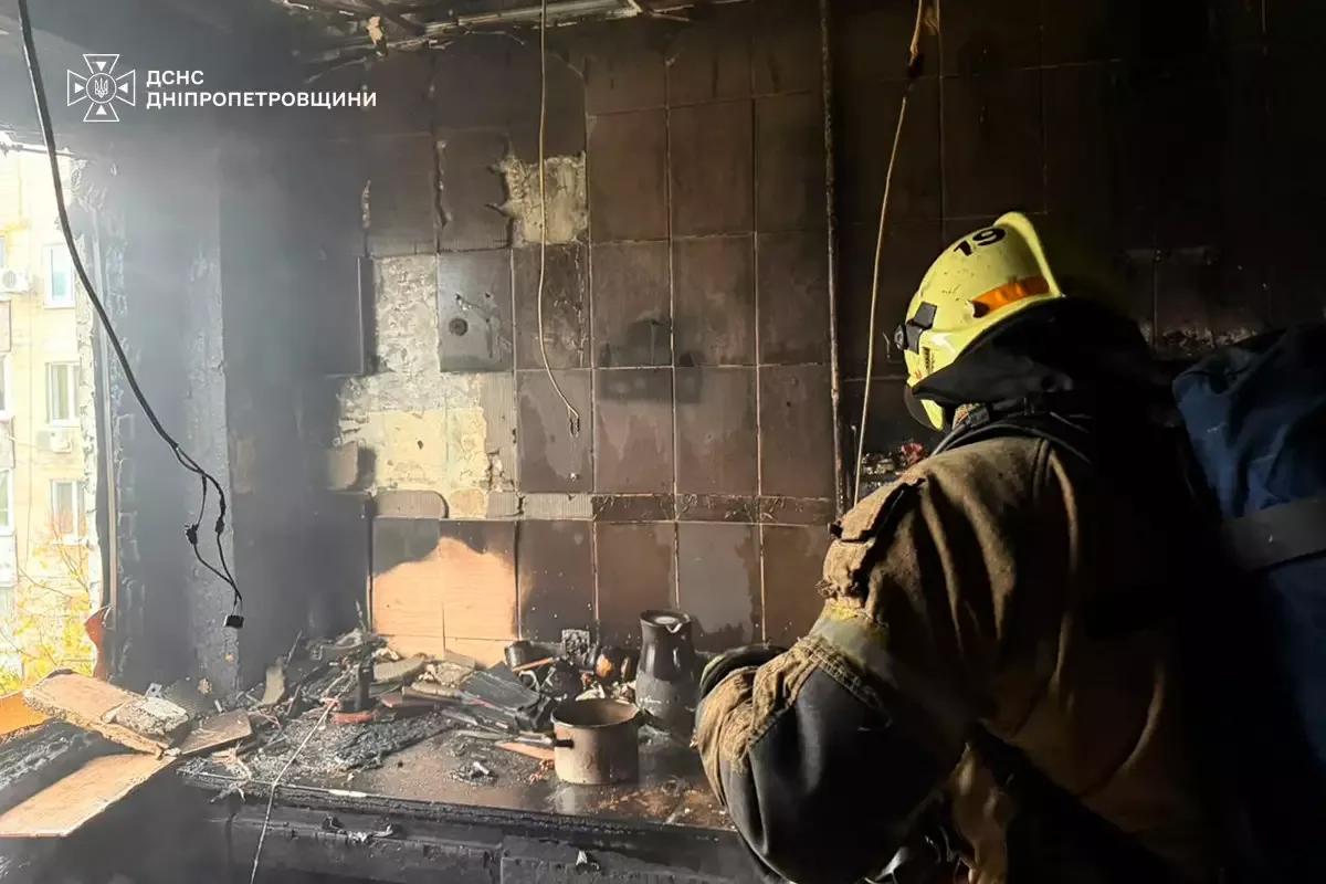 Пожежа в багатоповерхівці Дніпра: з квартири на восьмому поверсі врятували жінку