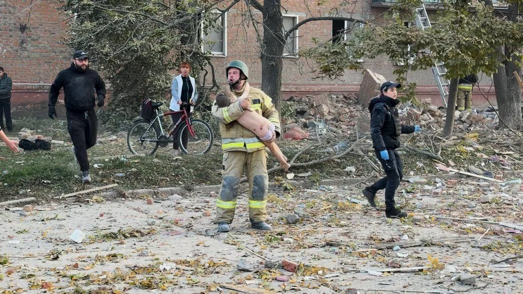 ''Мама накрила собою''. Що з дівчинкою, яку рятувальник виніс на руках із зруйнованого будинку в Прилуках