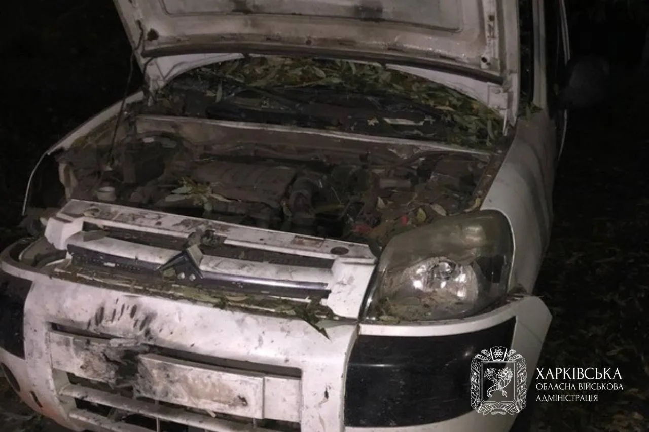 У селі на Харківщині дрони росіян поцілили в автівки цивільних та рятувальників
