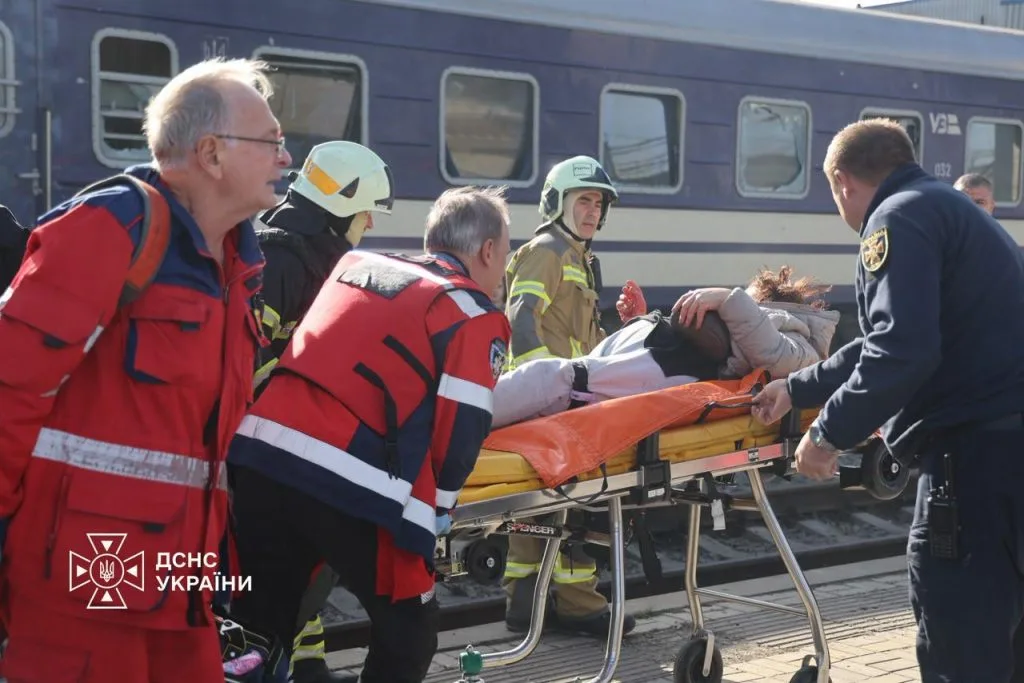 Ворожий БпЛА вдарив по вокзалу у Дніпрі: щонайменше 13 вбитих Ворожий БпЛА вдарив по вокзалу у Дніпрі: щонайменше 13 вбитих