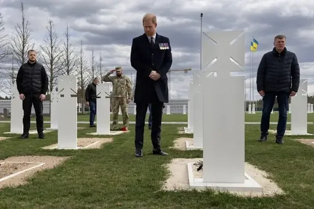Принц Гаррі, герцог Сассекський, вшановує пам'ять, покладаючи квіти до могил невідомих українських військовослужбовців на Національному військовому меморіальному кладовищі в Києві 24 квітня 2026 року