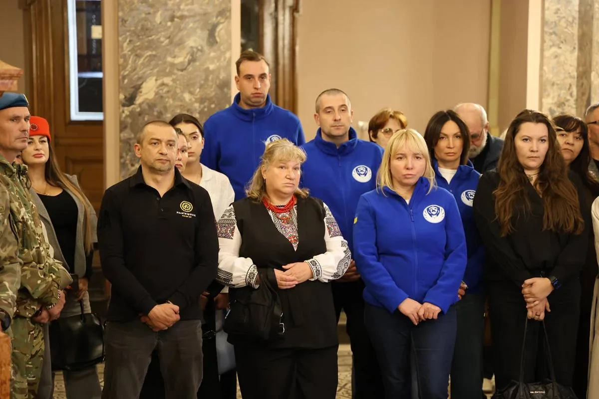 У Львівській опері відкрили виставку про родини захисників - 1