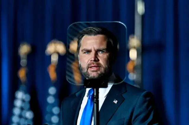 Віцепрезидент США Джей Ді Венс виступає з промовою на передвиборчому мітингу 19 жовтня 2026 року в Гендерсонвіллі, Північна Кароліна, США.