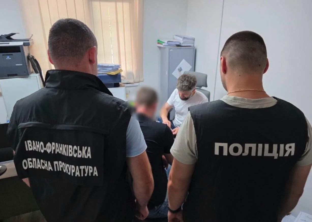 Системні побори з бізнесу та приховування загибелі працівників: на Прикарпатті судитимуть трьох посадовців