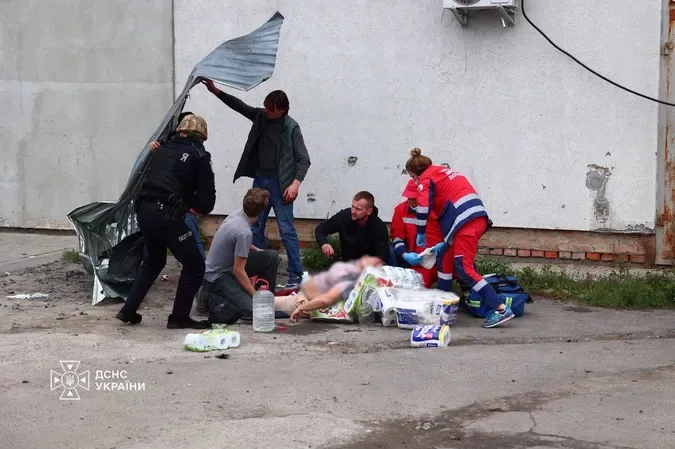 Кадри, від яких стискається серце: ДСНС оприлюднила фото з місця трагедії в Луцьку (фото)