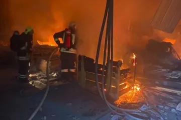 На Львівщині через російську атаку горіло підприємство, є постраждалі