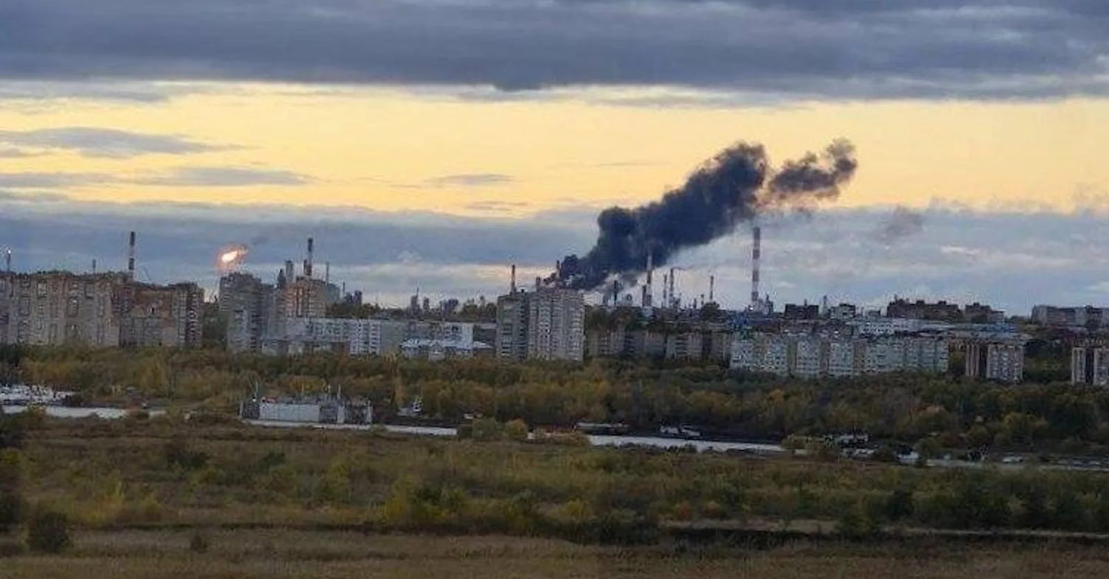 Омский НМЗ в Сибири, перерабатывающий 22 млн тонн нефти, подвергся удару дронов (видео)